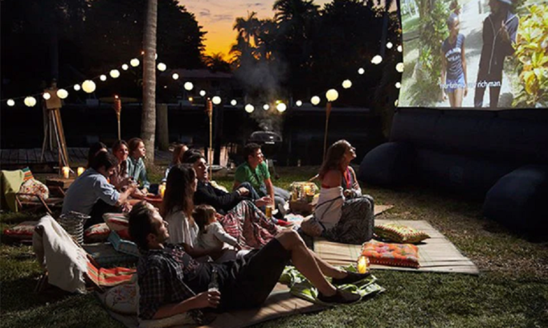 5 Things You Need to Organize a Movie Night in Your Backyard